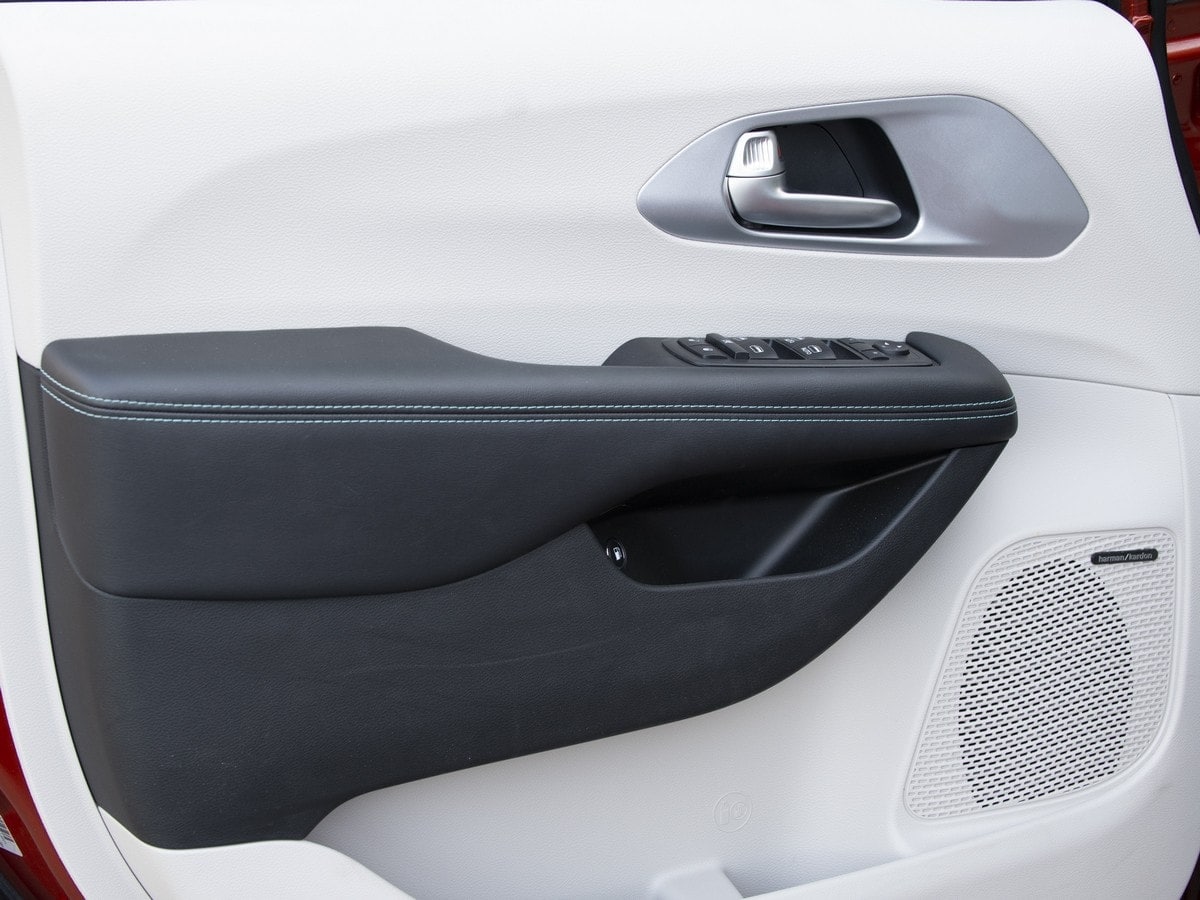 72-2018-chrysler-pacifica-hybrid-KBB