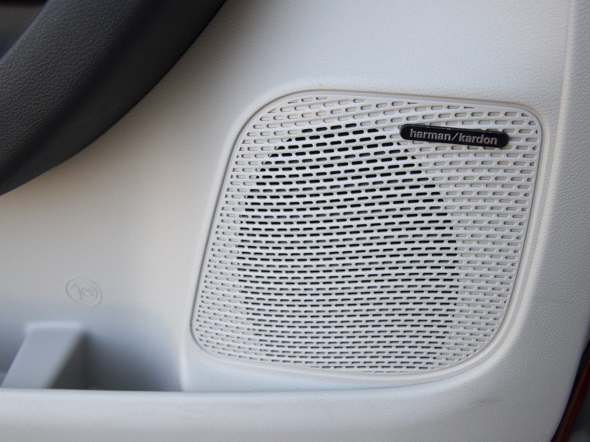 75-2018-chrysler-pacifica-hybrid-KBB-1