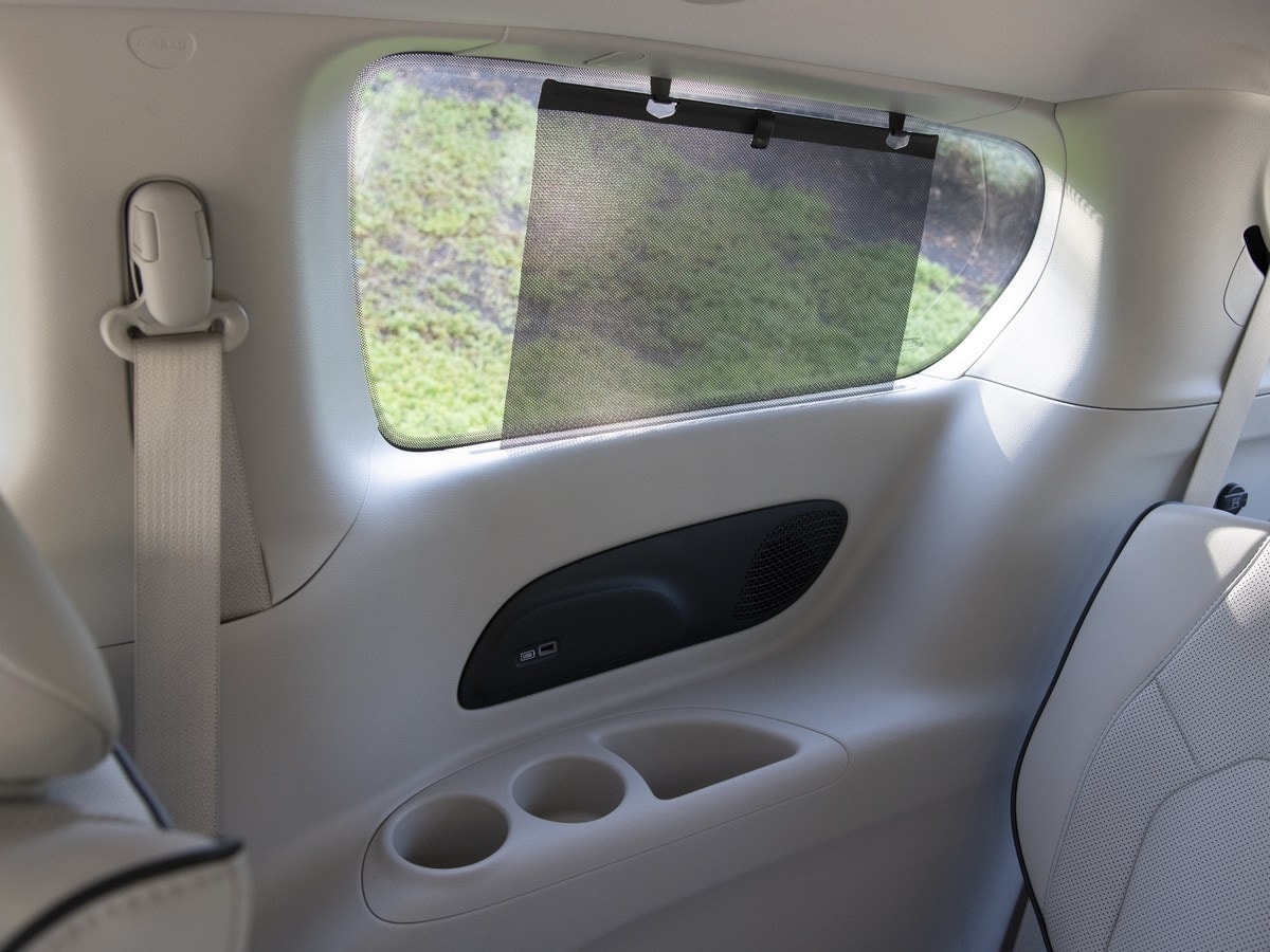 77-2018-chrysler-pacifica-hybrid-KBB-1