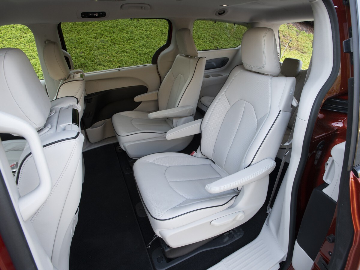 79-2018-chrysler-pacifica-hybrid-KBB