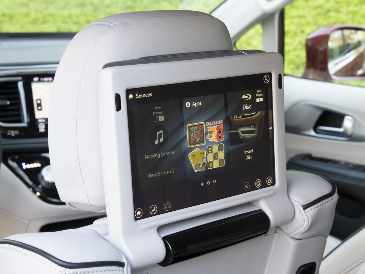 82-2018-chrysler-pacifica-hybrid-KBB