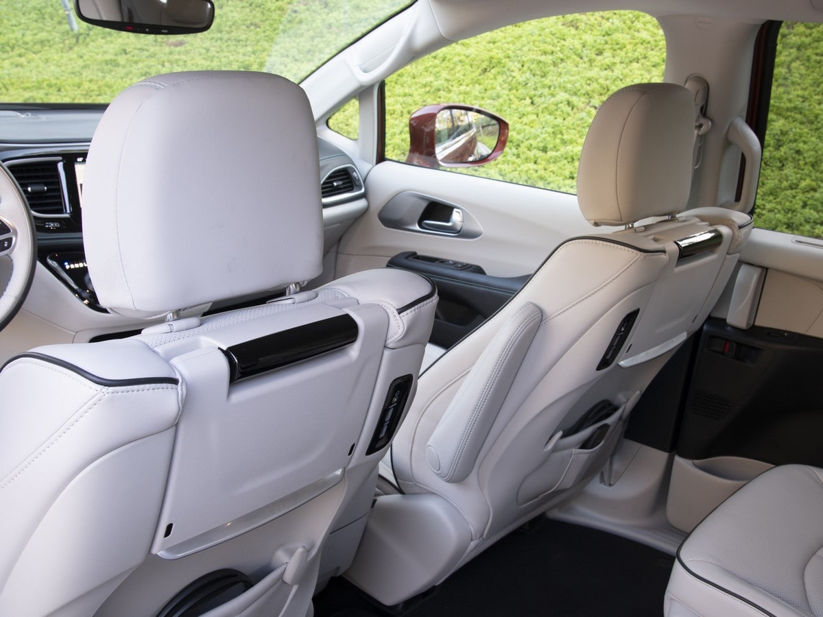 83-2018-chrysler-pacifica-hybrid-KBB-1