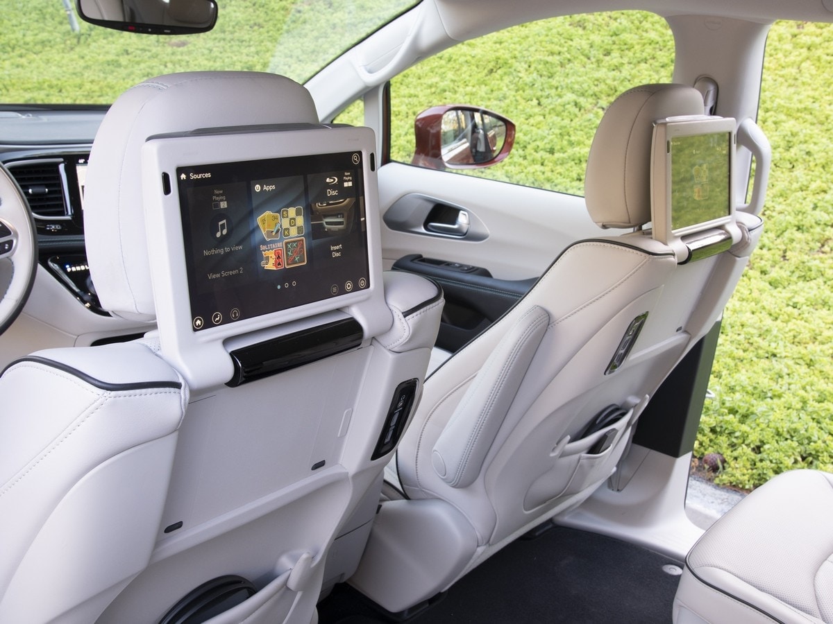 84-2018-chrysler-pacifica-hybrid-KBB-1