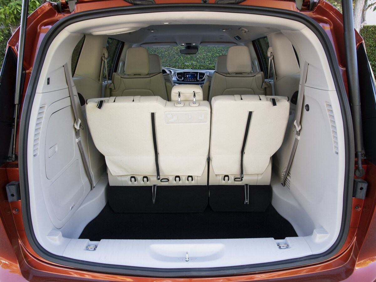 90-2018-chrysler-pacifica-hybrid-KBB-1