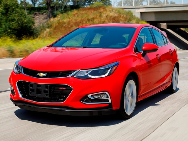 01 2017 Chevrolet Cruze Hatch Comparo