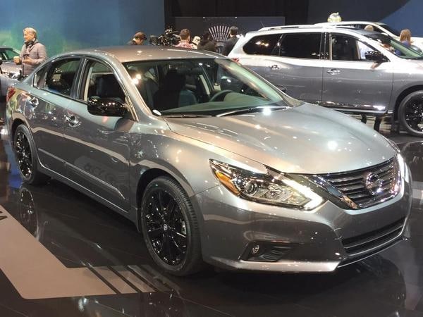 01 2017 Nissan Altima Night Edition