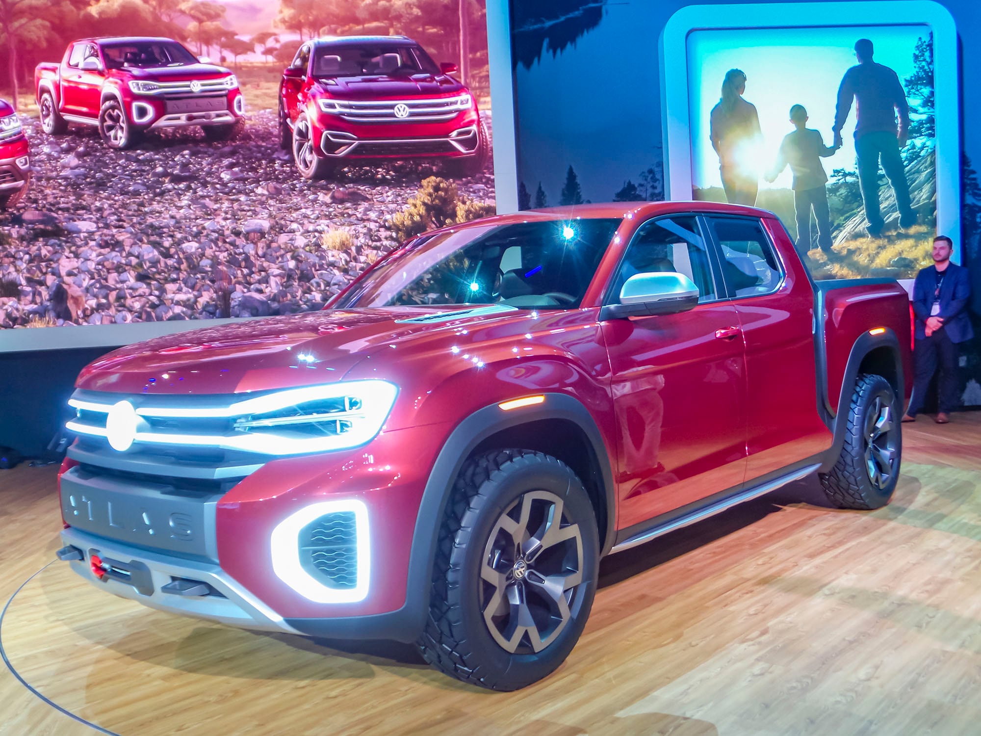 01 Volkswagen Atlas Tanoak Concept NYIAS KBB