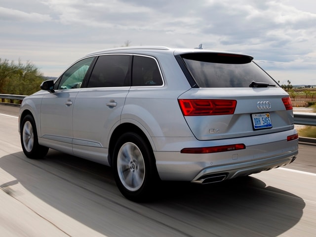 02 2017 Audi Q7 Comparo