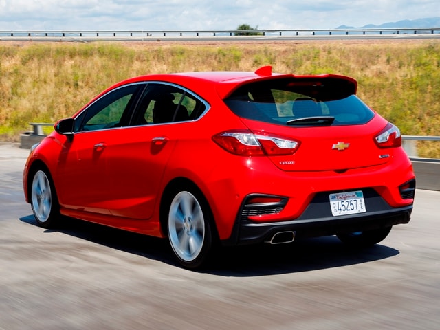 02 2017 Chevrolet Cruze Hatch Comparo