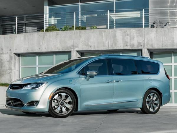 02 2017 Chrysler Pacifica Hybrid