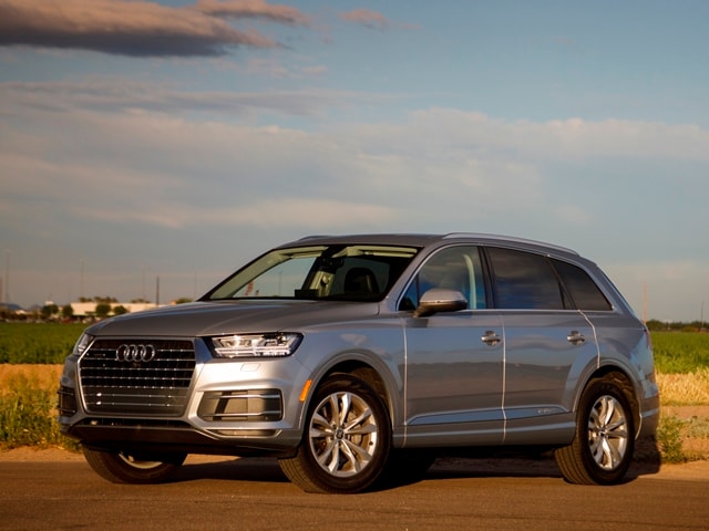 03 2017 Audi Q7 Comparo