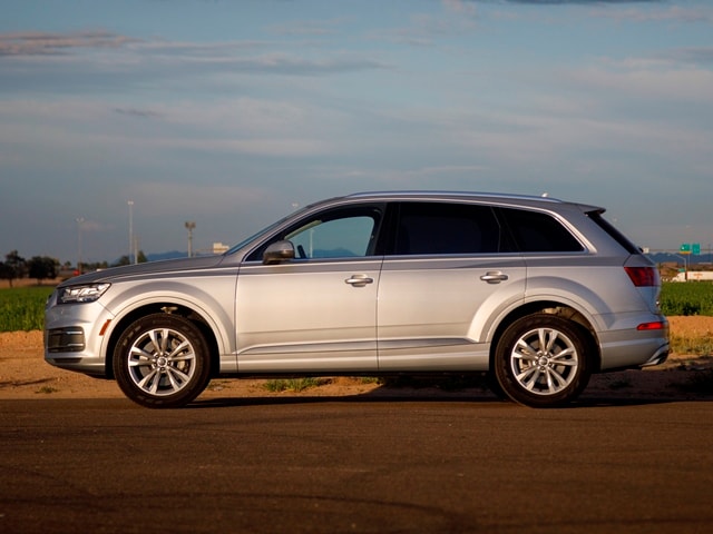 04 2017 Audi Q7 Comparo