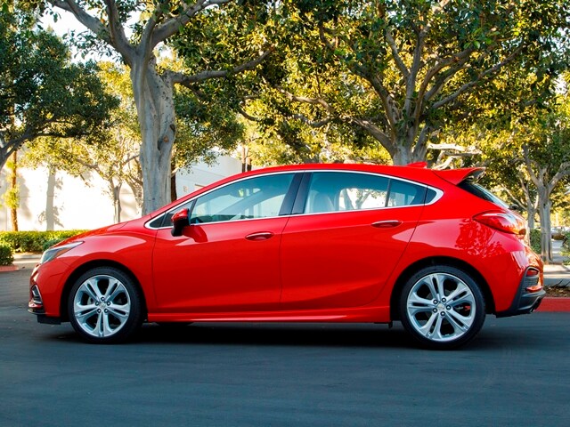 04 2017 Chevrolet Cruze Hatch Comparo