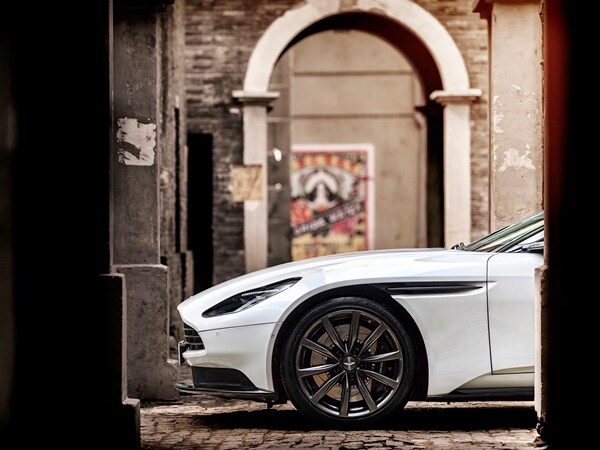 04 2018 Aston Martin Db11 V8