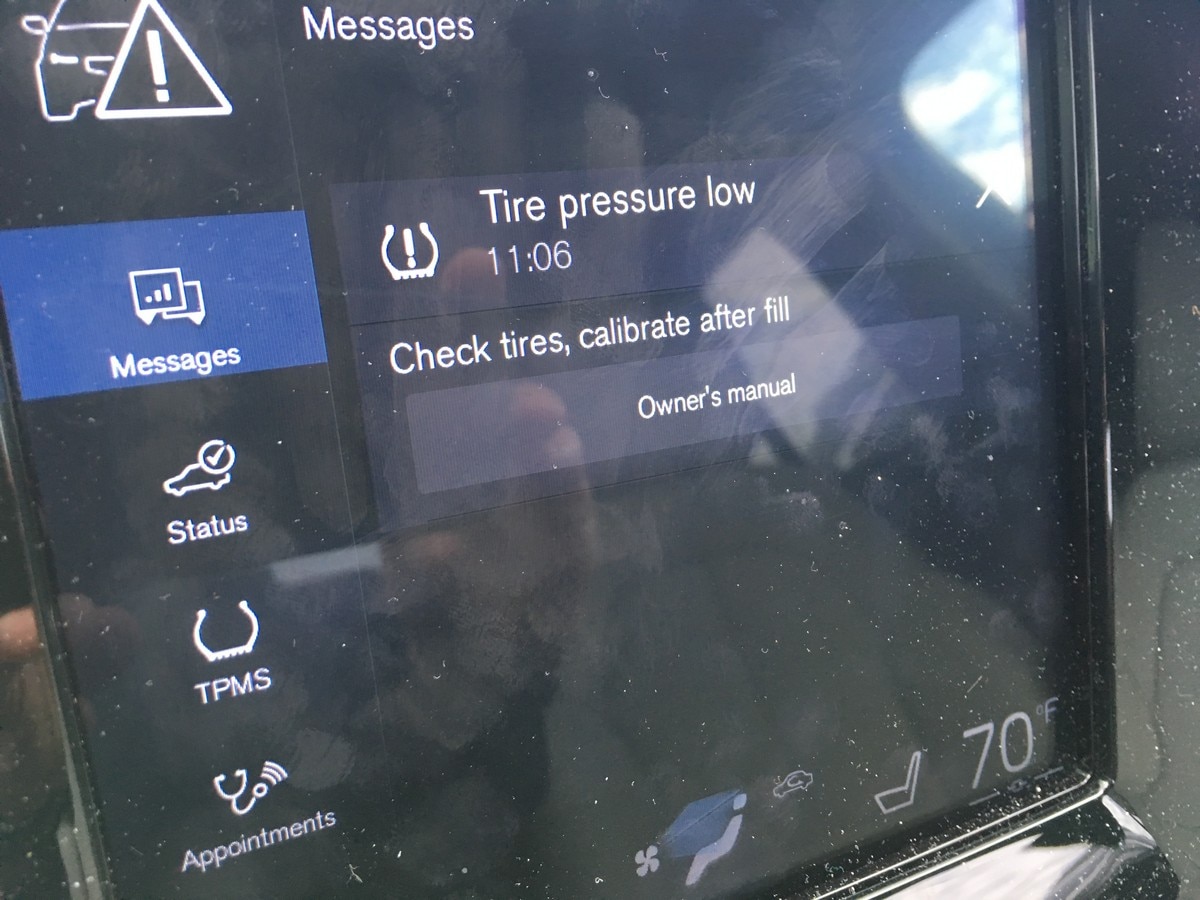 04 2019 Volvo XC40 Tire Warning
