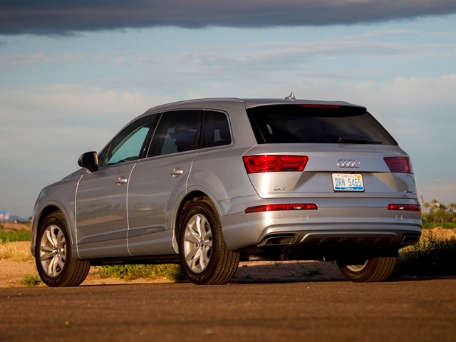 05 2017 Audi Q7 Comparo