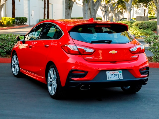 05 2017 Chevrolet Cruze Hatch Comparo