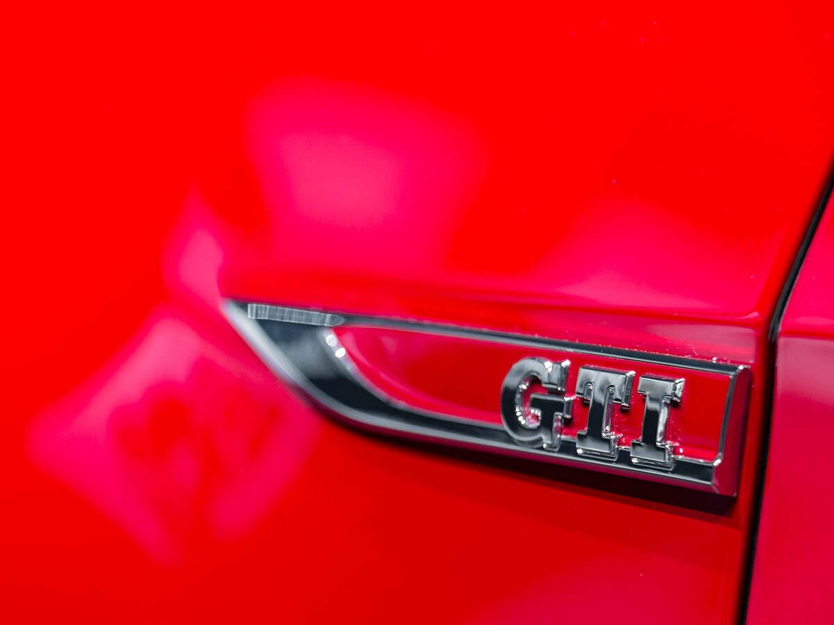 05 2018 Volkswagen Golf GTI NYIAS KBB