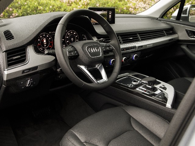 06 2017 Audi Q7 Comparo