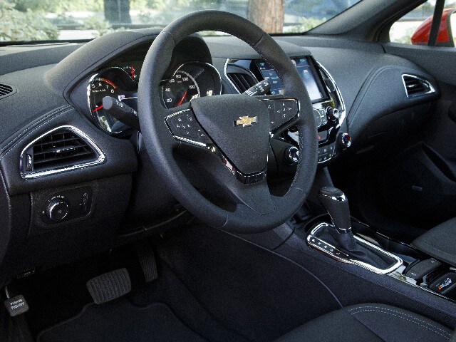 06 2017 Chevrolet Cruze Hatch Comparo