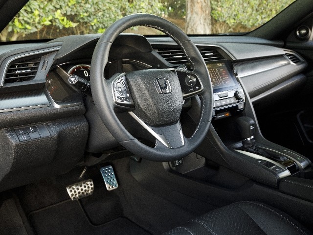 06 2017 Honda Civic Hatch Comparo