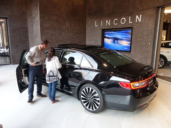 06 Lincoln Experience Center