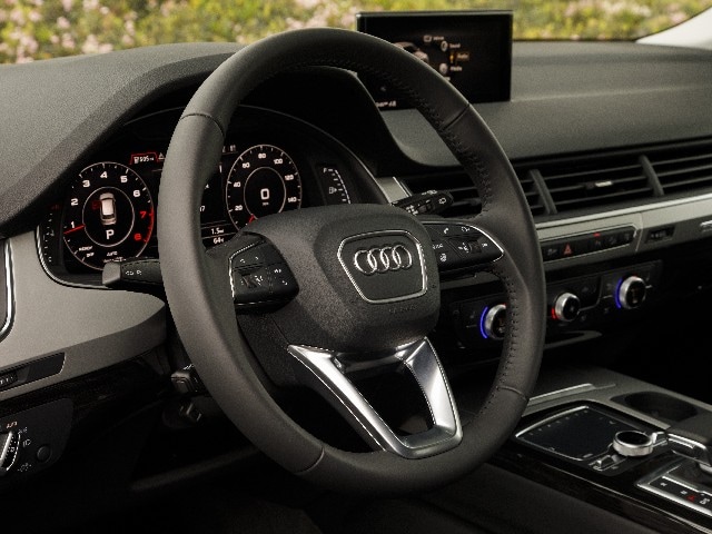 07 2017 Audi Q7 Comparo