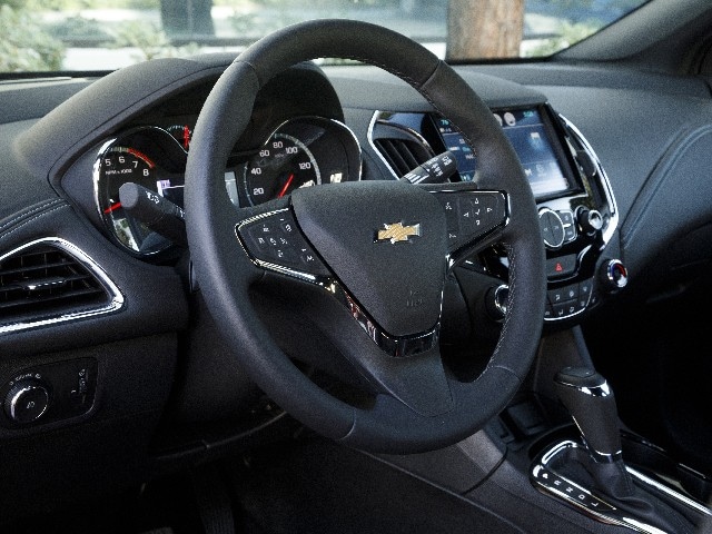 07 2017 Chevrolet Cruze Hatch Comparo