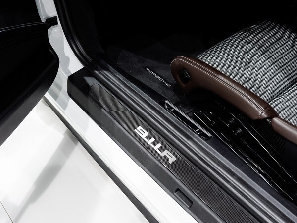 08 2016 Porsche 911R Geneva