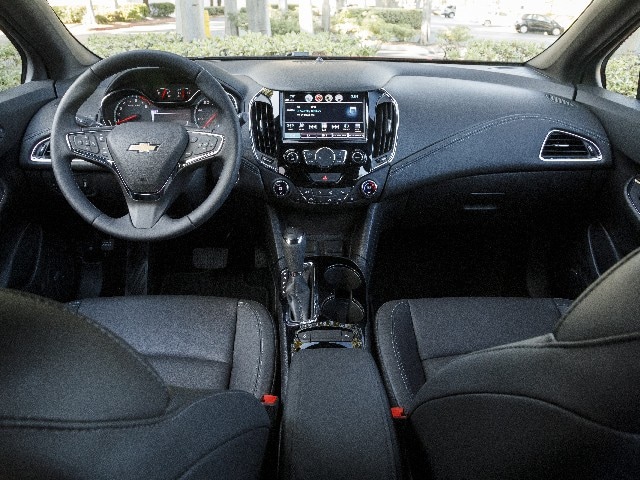 08 2017 Chevrolet Cruze Hatch Comparo