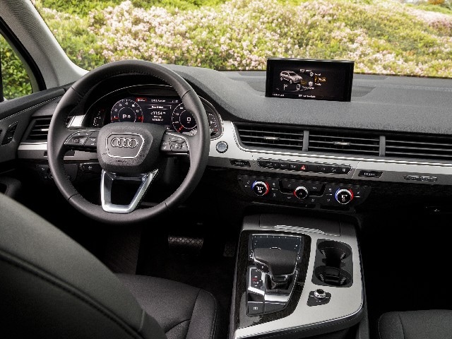 09 2017 Audi Q7 Comparo