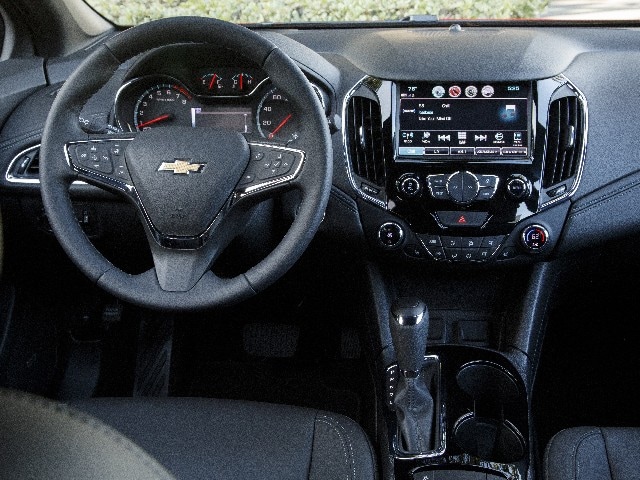09 2017 Chevrolet Cruze Hatch Comparo