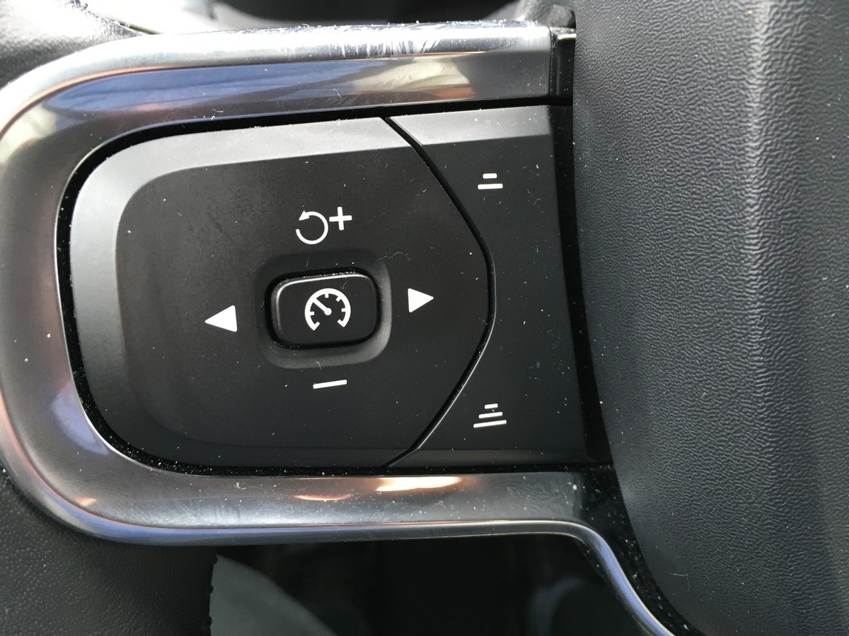 1 2019 Volvo XC40 Pilot Assist