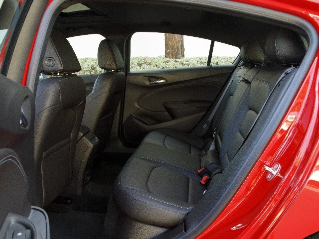 15 2017 Chevrolet Cruze Hatch Comparo