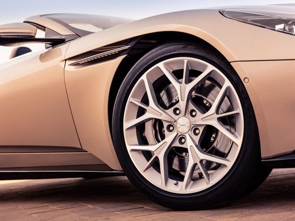 16 2018 Aston Martin Db11 Volante Oem