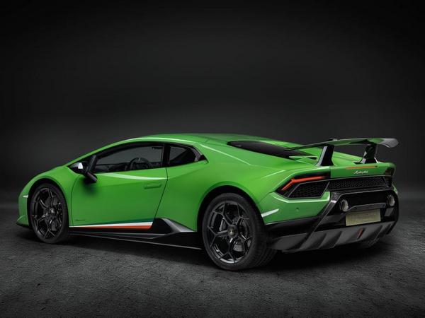 17 2018 Lamborghini Huracan Performante