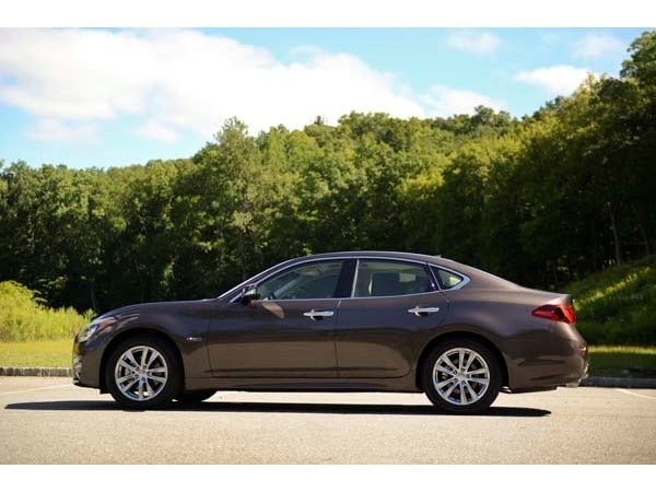 18 2015 Infiniti Q70