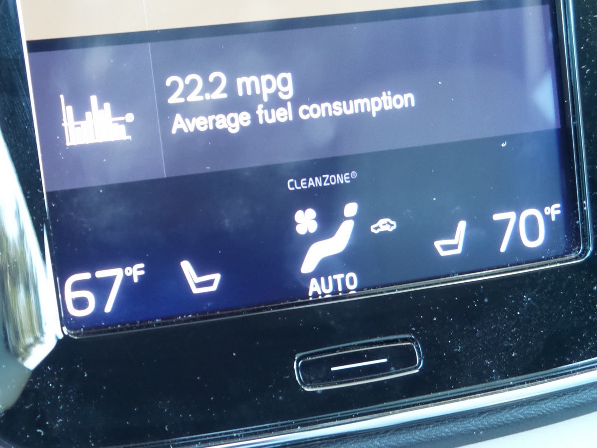 2 2019 Volvo XC40 Climate