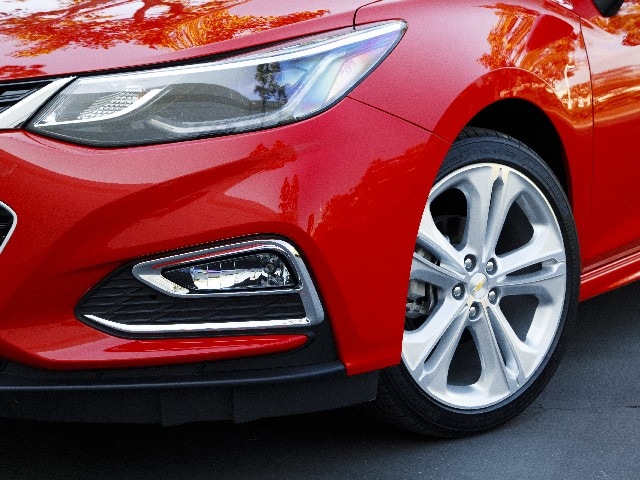 21 2017 Chevrolet Cruze Hatch Comparo