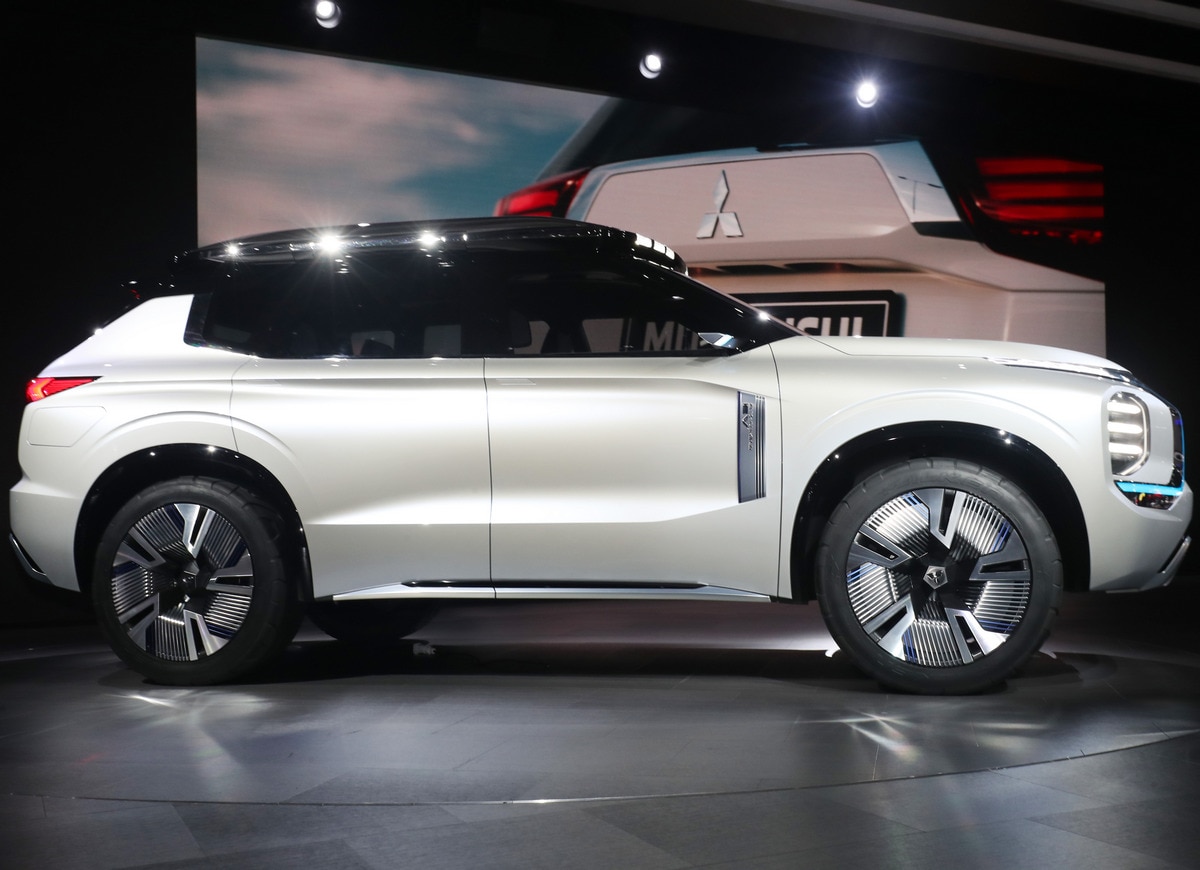 21 Mitsubishi Engelberg Tourer Concept GNVA19