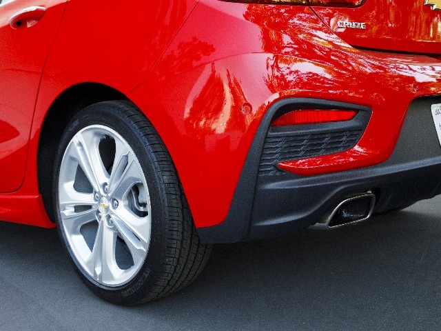 23 2017 Chevrolet Cruze Hatch Comparo