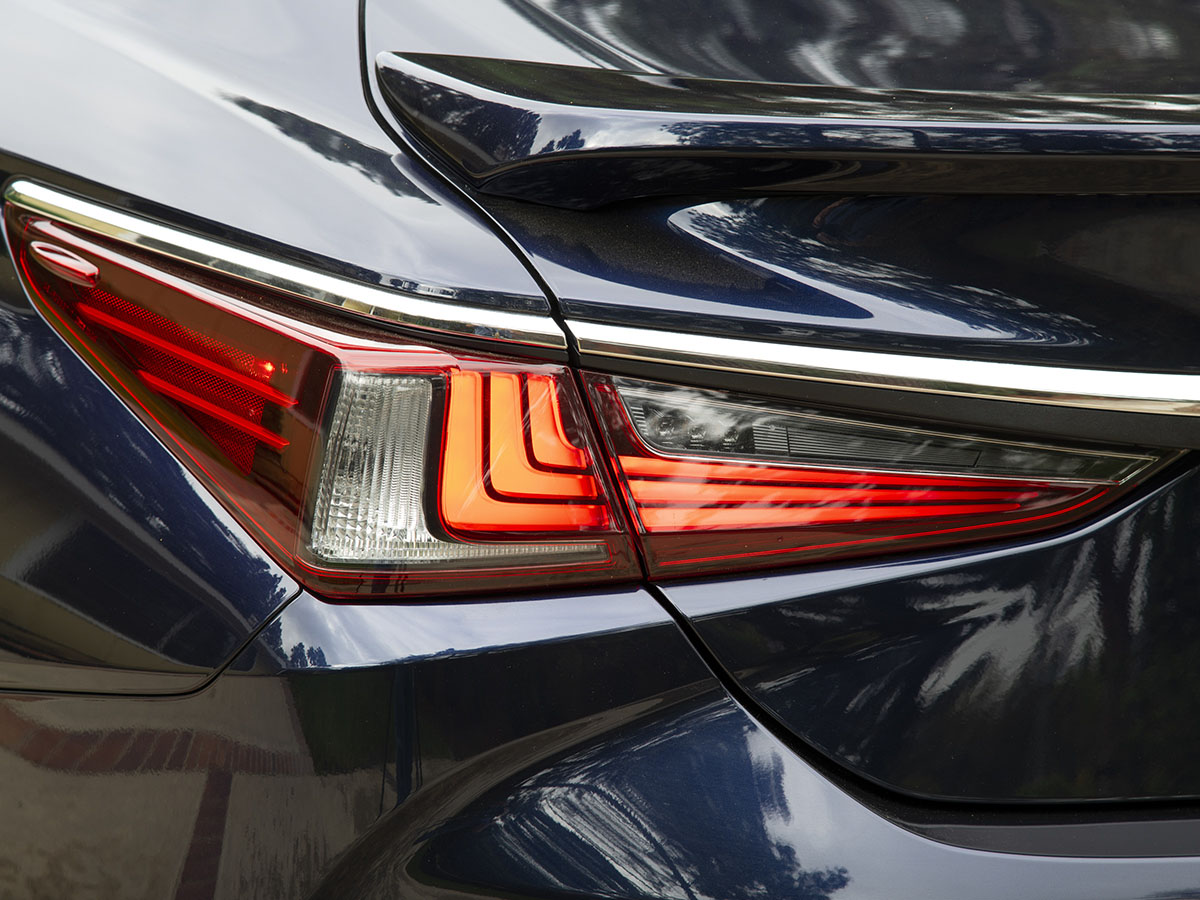 23 2019 Lexus Es 300h Bb
