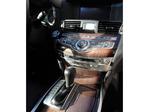 25 2015 Infiniti Q70