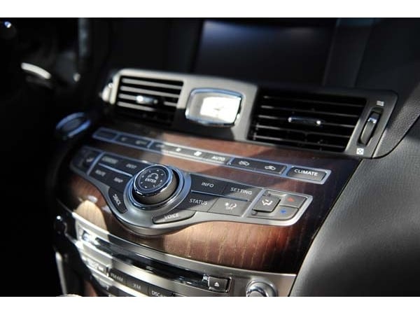 26 2015 Infiniti Q70