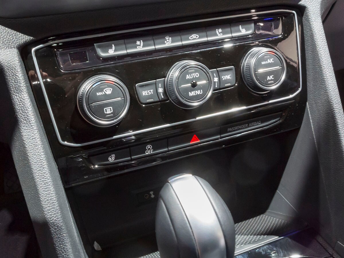 30 2018 Volkswagen Atlas R Line KBB