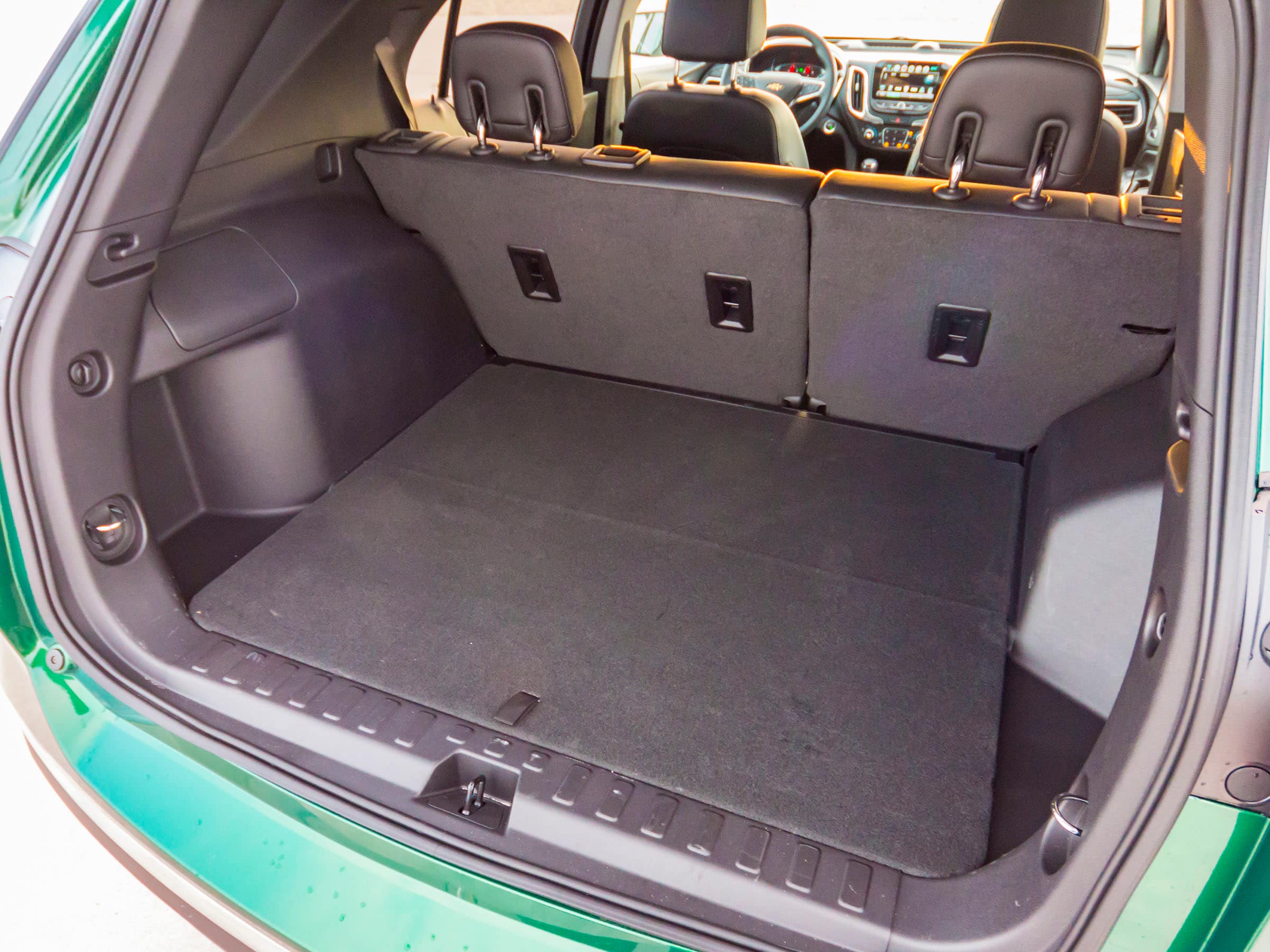 32 2018 Chevrolet Equinox Turbo Cargo KBB