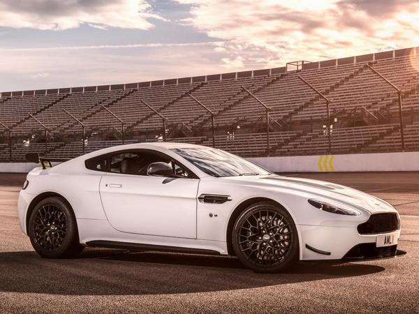 32 2018 Aston Martin V8 Vantage Amr