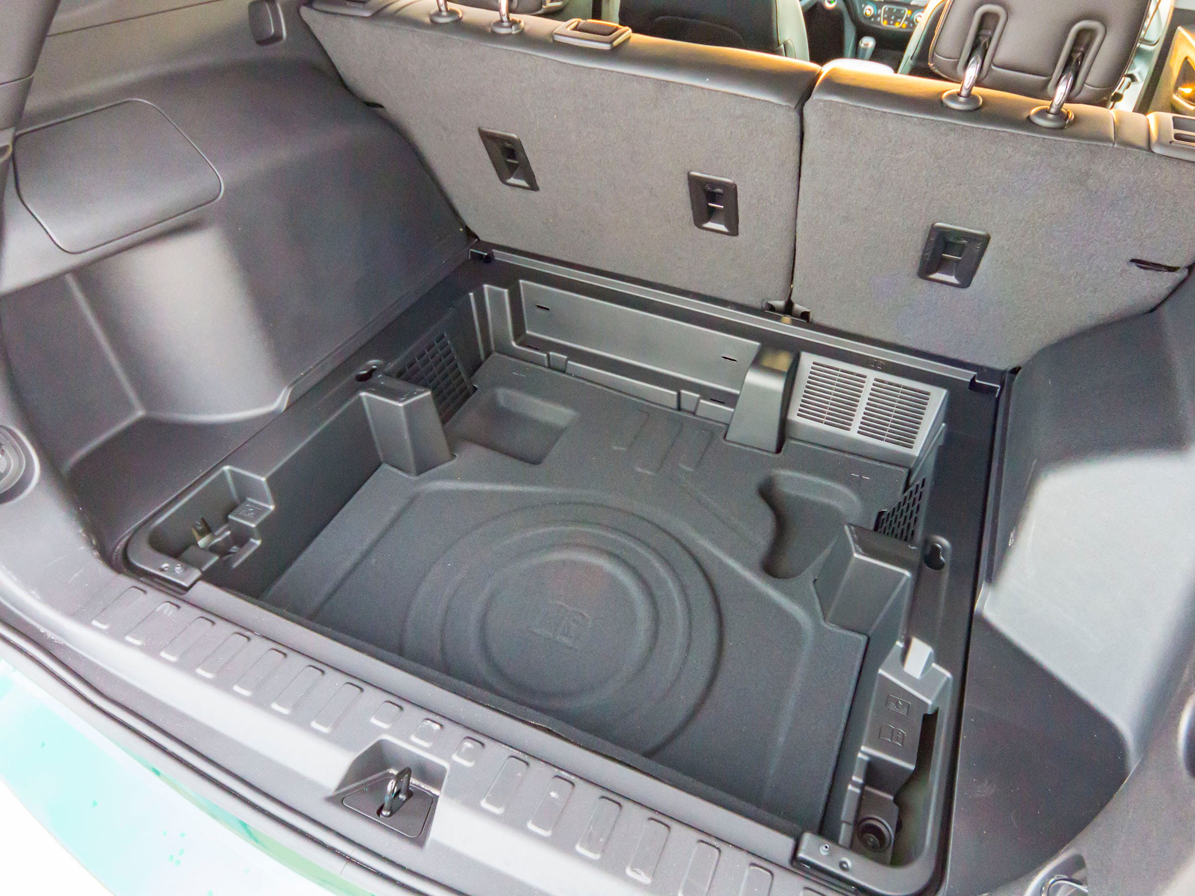 34 2018 Chevrolet Equinox Turbo Cargo KBB