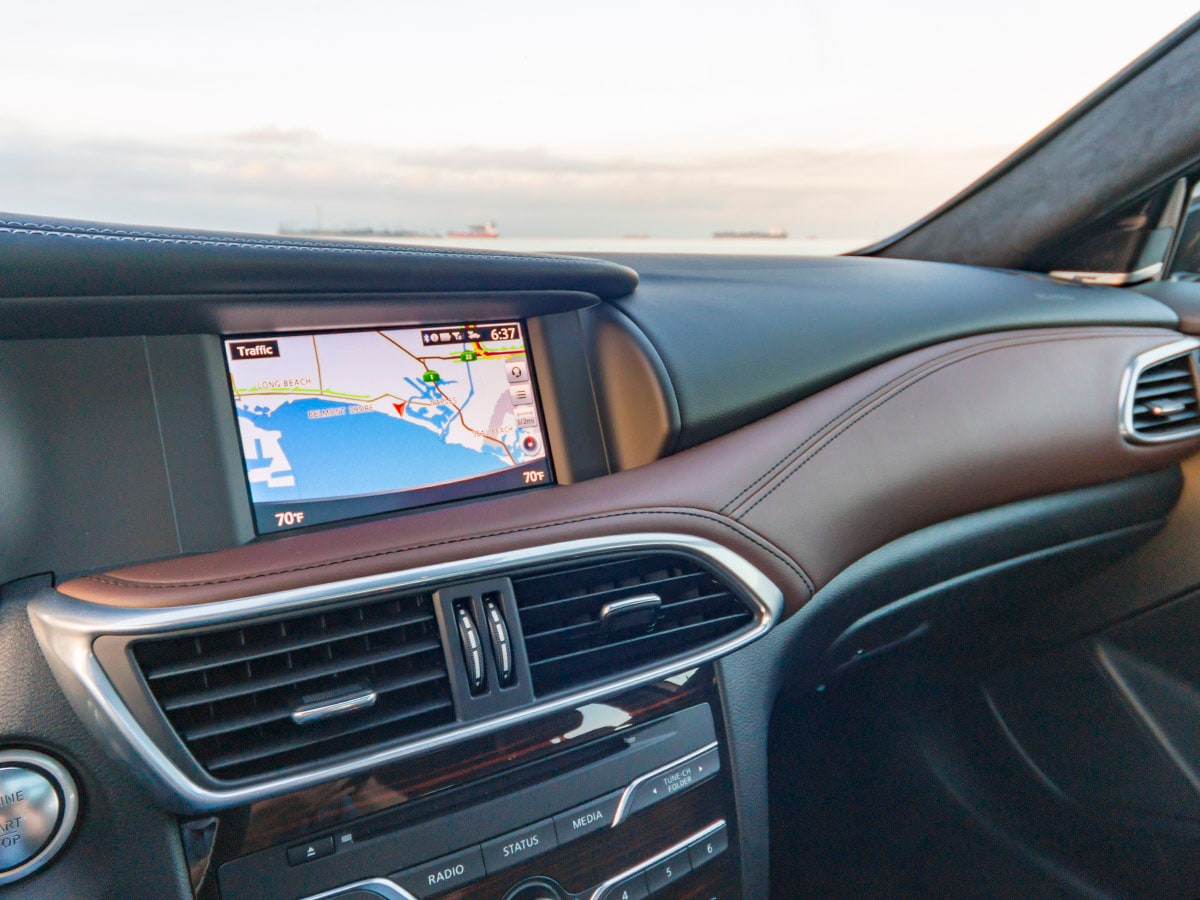 34 2018 Infiniti QX30 Long Term Interior KBB