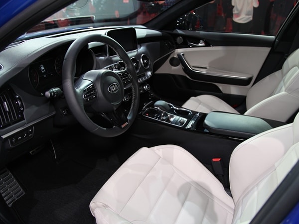 34 2018 Kia Stinger AT